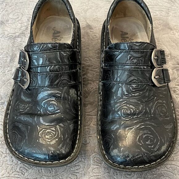 Alegria Black Platform Shoes with Embossed Design - Picture 4 of 12